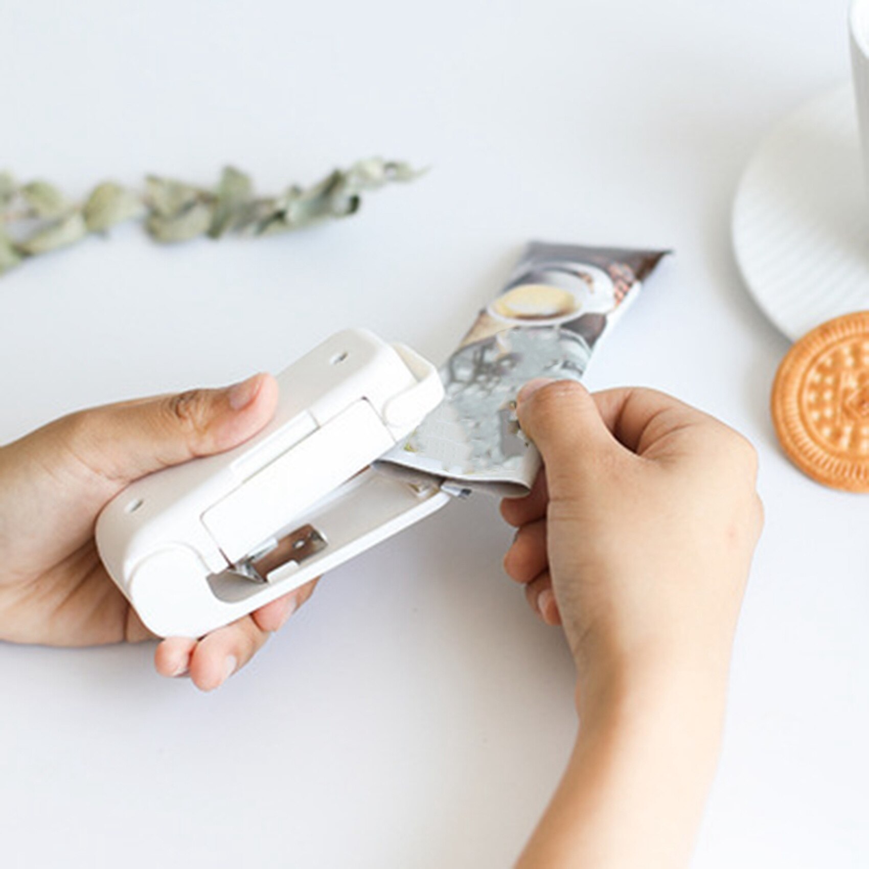 Mini Machine à sceller Portable, pour sceller les sacs de snacks ménagers, sac de rangement de cuisine, Clip d'emballage blanc
