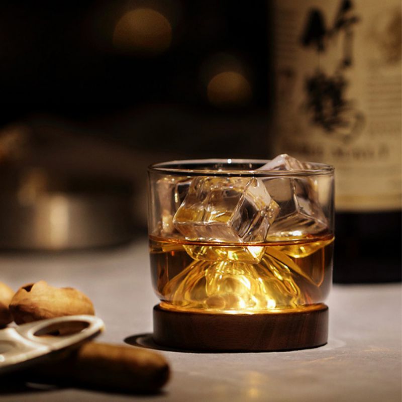 Hjemmekjøkken whiskyglass fjell trebunn vin gjennomsiktig glasskopp til whisky vin vodka bar klubb