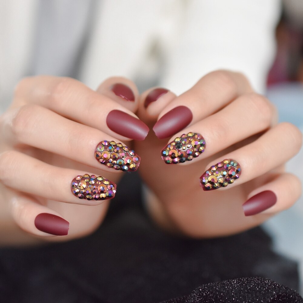 Rhinestone Matte Doodskist Korte Nagels Maroon Rood Kleurrijke Edelsteen Handgemaakte Nep Nagels Frosted Party Lady Nagels