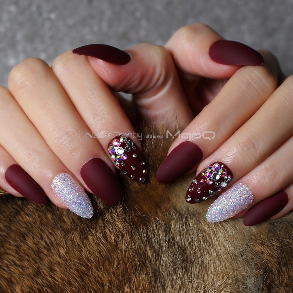 Blauw Medium Stiletto Nagels Mat Bordeaux Kunstnagels Witte Parel Strass Glitter Nagels Zwart Art Shining