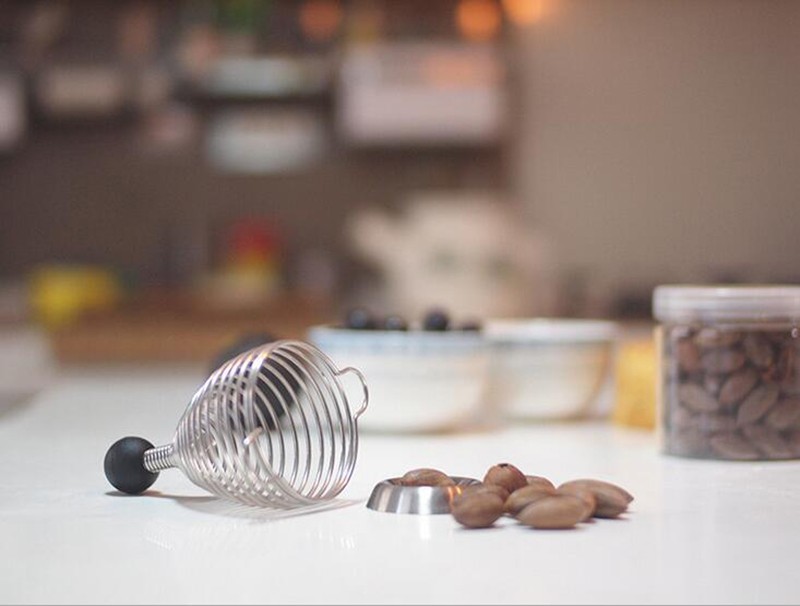 Funny Stainless Steel Spring Walnut Cracker Funny Kitchen tools Nut Crackers galletas de nuez