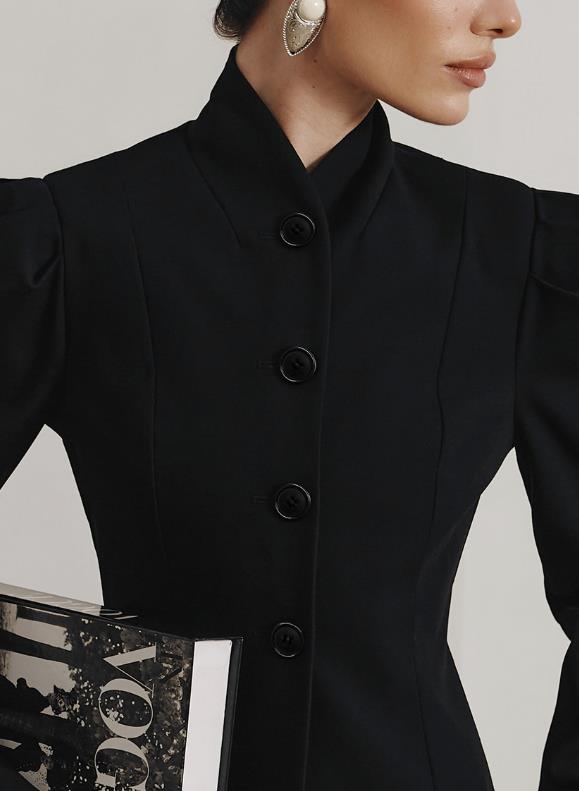 Mini abito nero elegante da donna con colletto rialzato retrò con maniche a palloncino stile pendolare e una piccola giacca in stile profumato