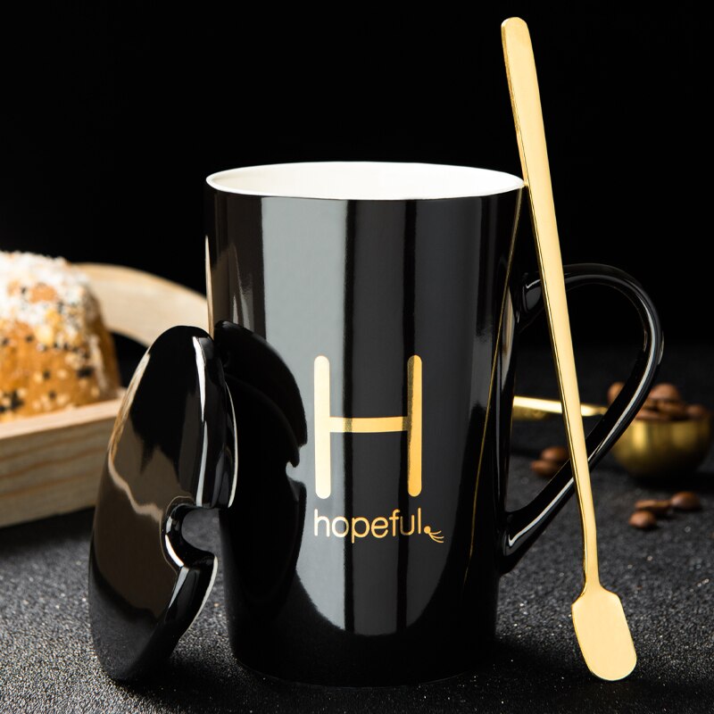 420/580ml keramiska muggar bokstavsnummer mönster muggar med sked lock svart och guld mjölk kaffekopp drinkware: 15
