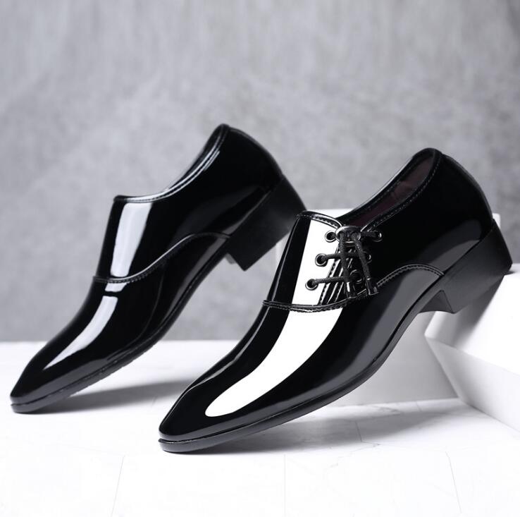 Kiiltonahkainen mekkokengät miehille metallinen teräväkärkinen aikuisten häät zapatos slip rento oxfordin musta kenkä: Musta / 40