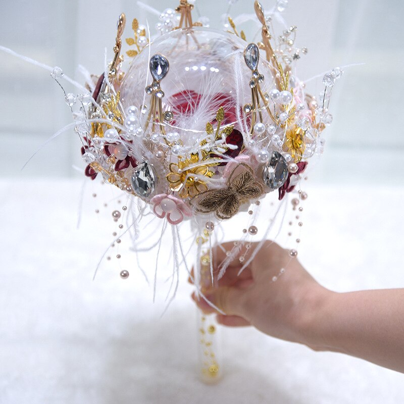JaneVini luksusowa czerwona róża panna młoda berło złota korona pióro bukiet ślubny perły luksusowe ręcznie kryształbyć winnym kwiaty ślubne gospodarstwa: Bouquet