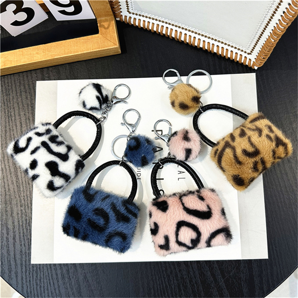 Llavero con colgante de leopardo para bolso, colgante de felpa suave con bola de pelo, accesorios para Moto,