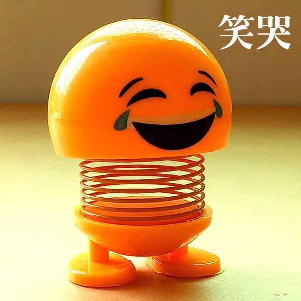 Śmieszne słodkie lalki twarzy pouruszająca głową lalka w samochodzie kreatywny samochód słodkie ozdoby wiosenne wyrażenie: cry