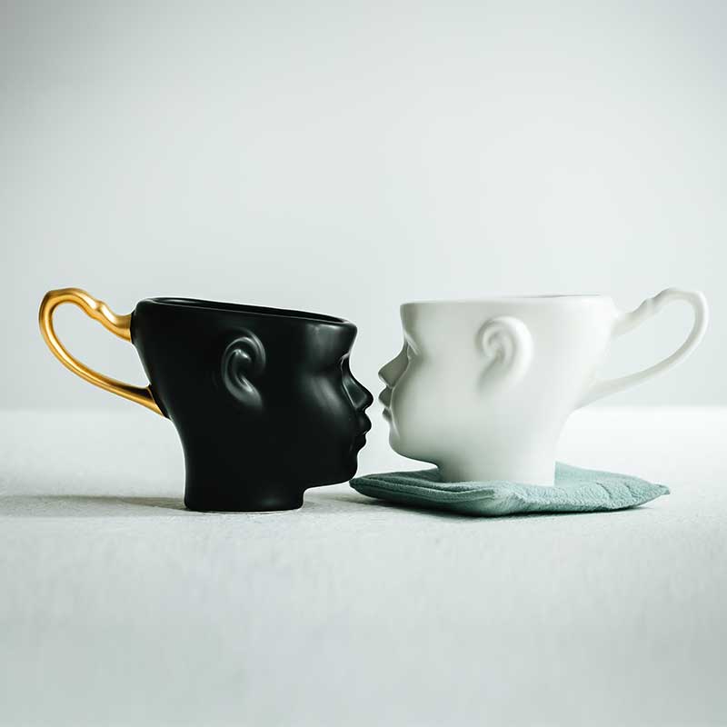 Ansiktsmugg par keramiskt guldmålat kaffekopp i nordisk stil