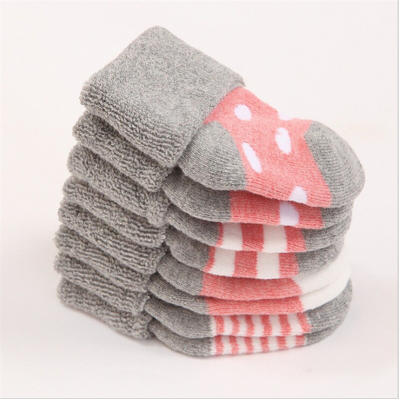 Wysokiej jakości 4 par/paczka skarpetki dziecięce zimowe pogrubione bawełną ciepłe skarpetki dziecięce w stylu Flanger skarpetki chłopięce