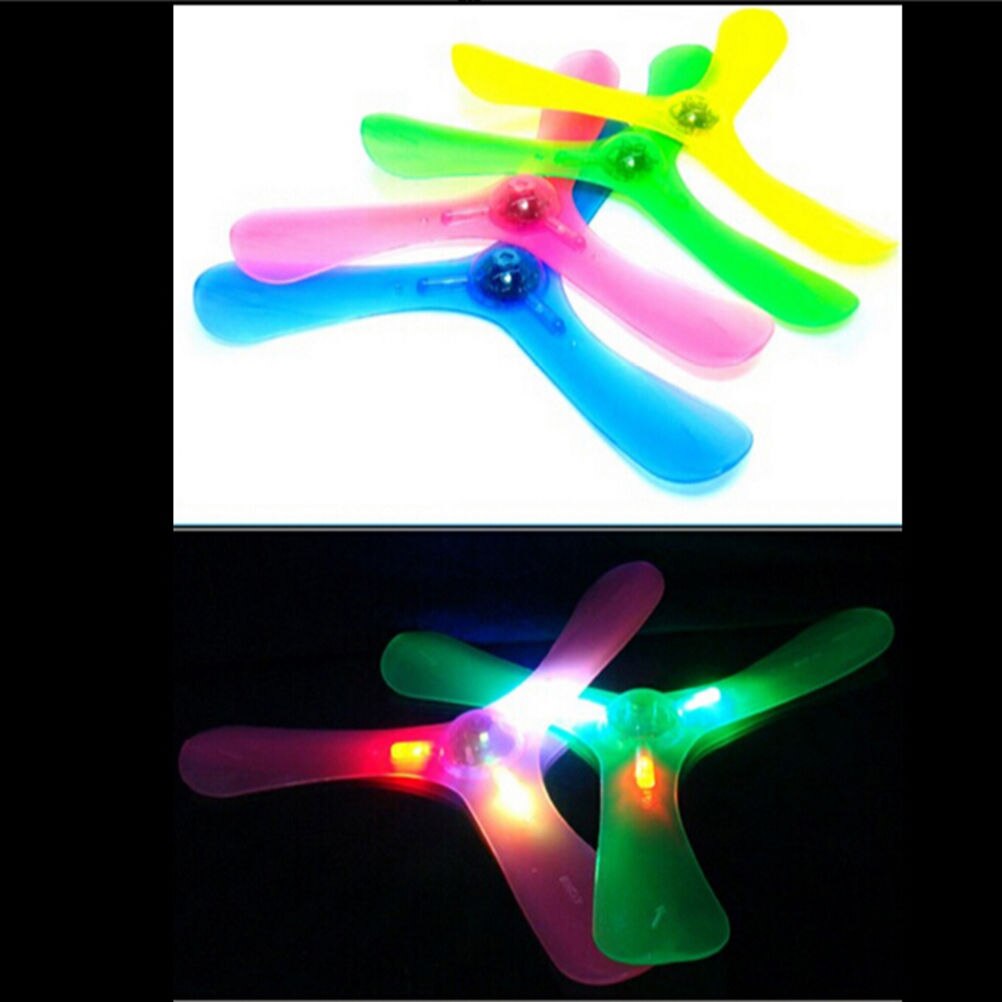 Toyzhijia 1 stuks buitenspeelgoed boemerangs vliegende schotel plastic klaver spin led licht buitenspeelgoed willekeurige kleur