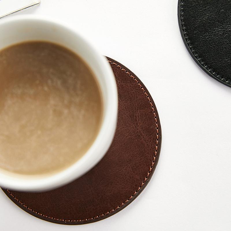 7 stk lær koppematter pu lær drikke dalbane sett holder cupcoaster sklisikker rund kaffekopp matte sett svart bordplate