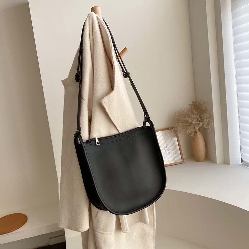 winter brand trend large-capacity shoulder bag casual wild lady Messenger bag simple retro bag: Black