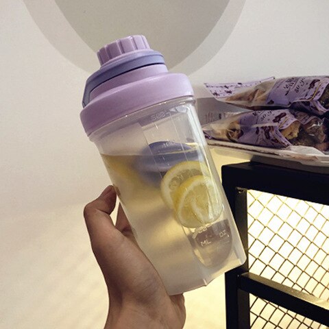 Xinchen plast protein shaker flaske med bærehåndtag låg mundskala til mænd og kvinder gym fitness lyserød 500ml 700ml oz: 500ml lilla