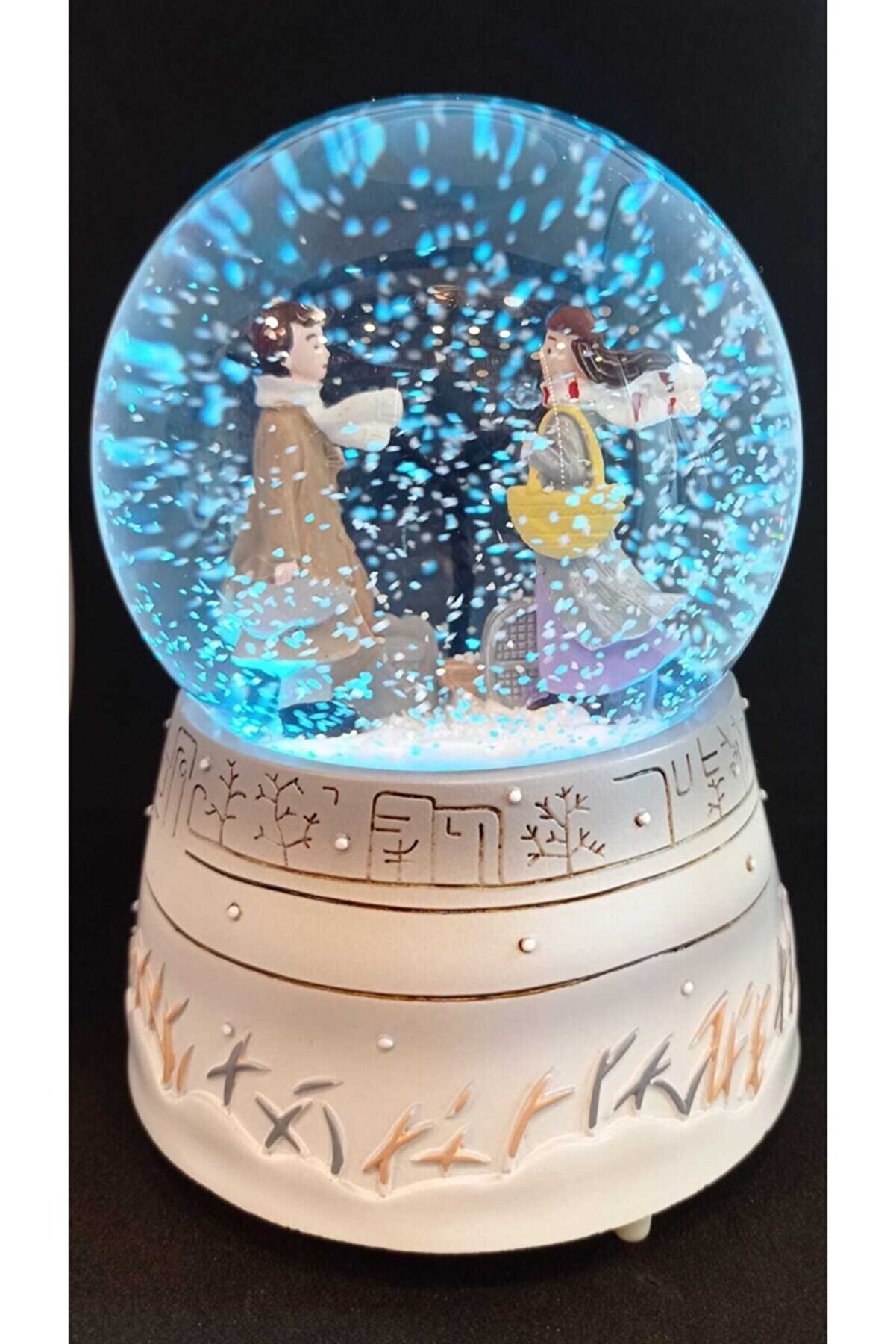 Automatic Spray Frozen Winter&#39;s Tale Snow Globe Decorative Balls Products Snow Globes with Illuminated Music Snow Balls