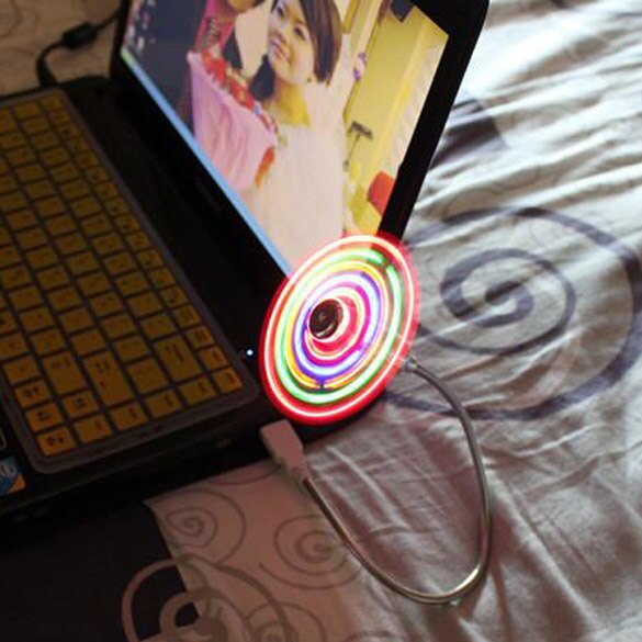 Portatile Mini USB2.0 Scrivania Ventilatore con 5 di Colore HA CONDOTTO LA Luce Commutabile in caso di forte vento MIni Ventilatore per il PC Notebook USB Gadget