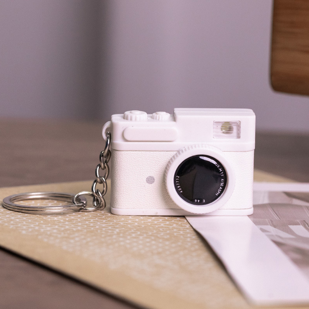 1pc Mini Camera Model Sleutelhanger Retro Camcorder Miniatuur Decor Kan Schijnen Sleutelhanger voor Poppen Camera Geluid Lichteffecten Sleutelhanger: WHITE