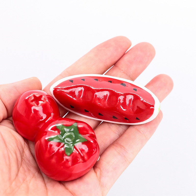 1 pc søte røde vannmelon / tomatkeramiske dekorative spisepinner holder stativ skje gaffel hvile kjøkken servise