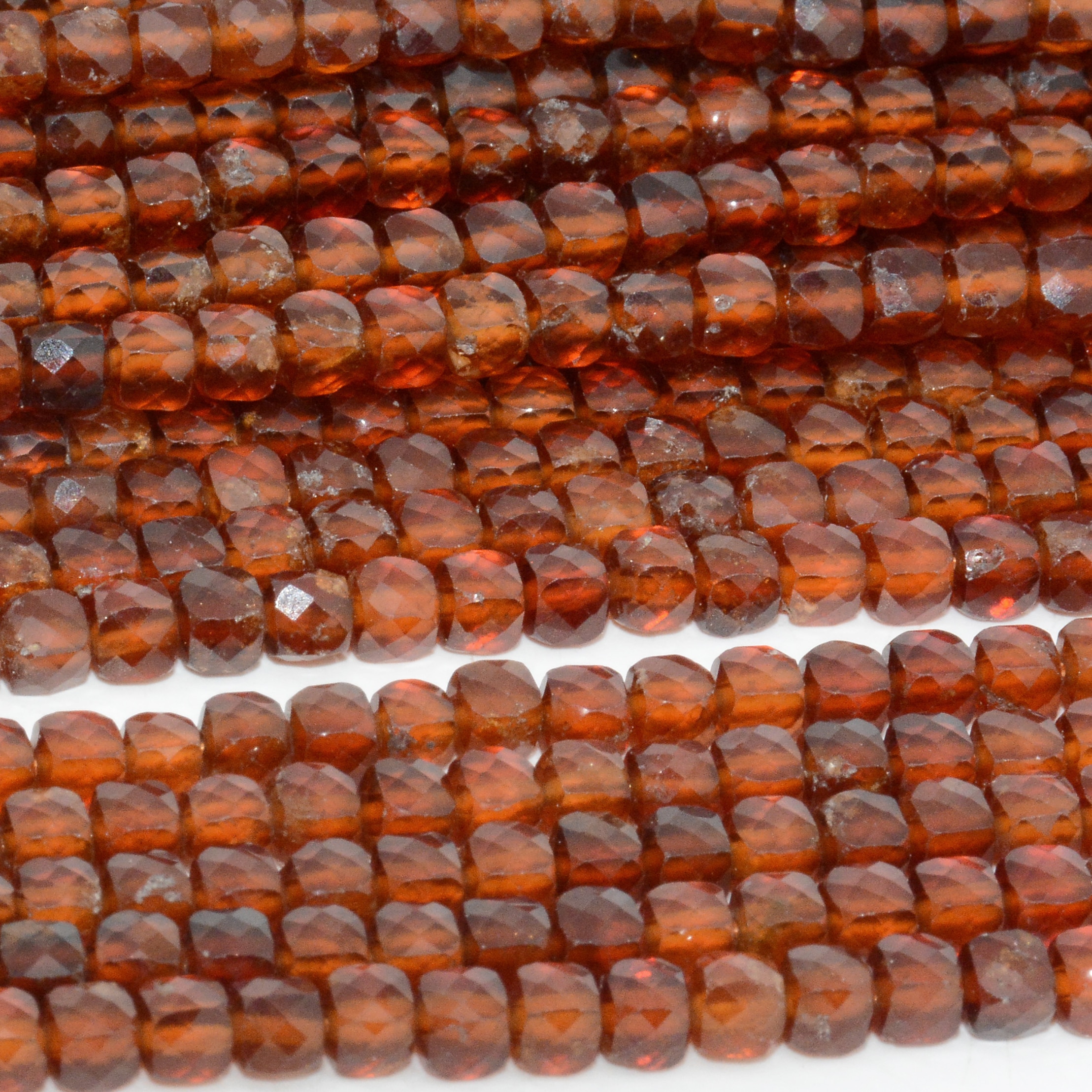 4.5mm natürliche, reine spessartin-granatperlen mit unregelmäßigem facettenschliff.