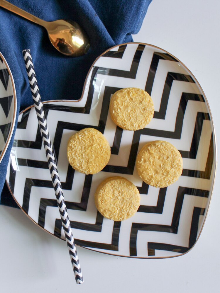 1PCS Ceramic Heart-shaped plates ice cream bowls Decoration Crafts Snack candy Fruit storage tray Jewelry dish wedding