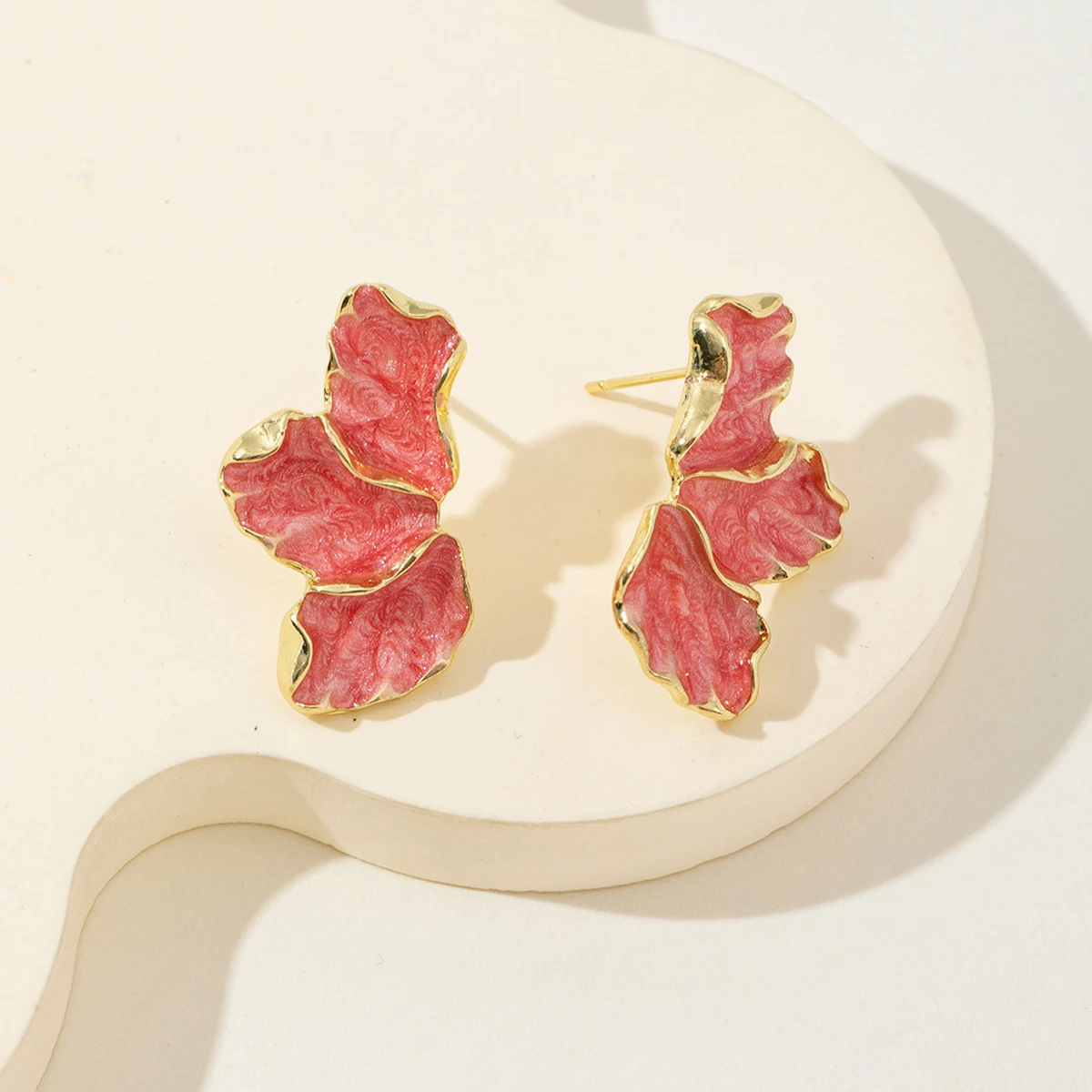 Pendientes de tuerca de color crema con flores de Metal para mujer, pendientes de poste irregulares chapados en Color dorado a la , pendientes llamativos de pesado: Rodio plateado