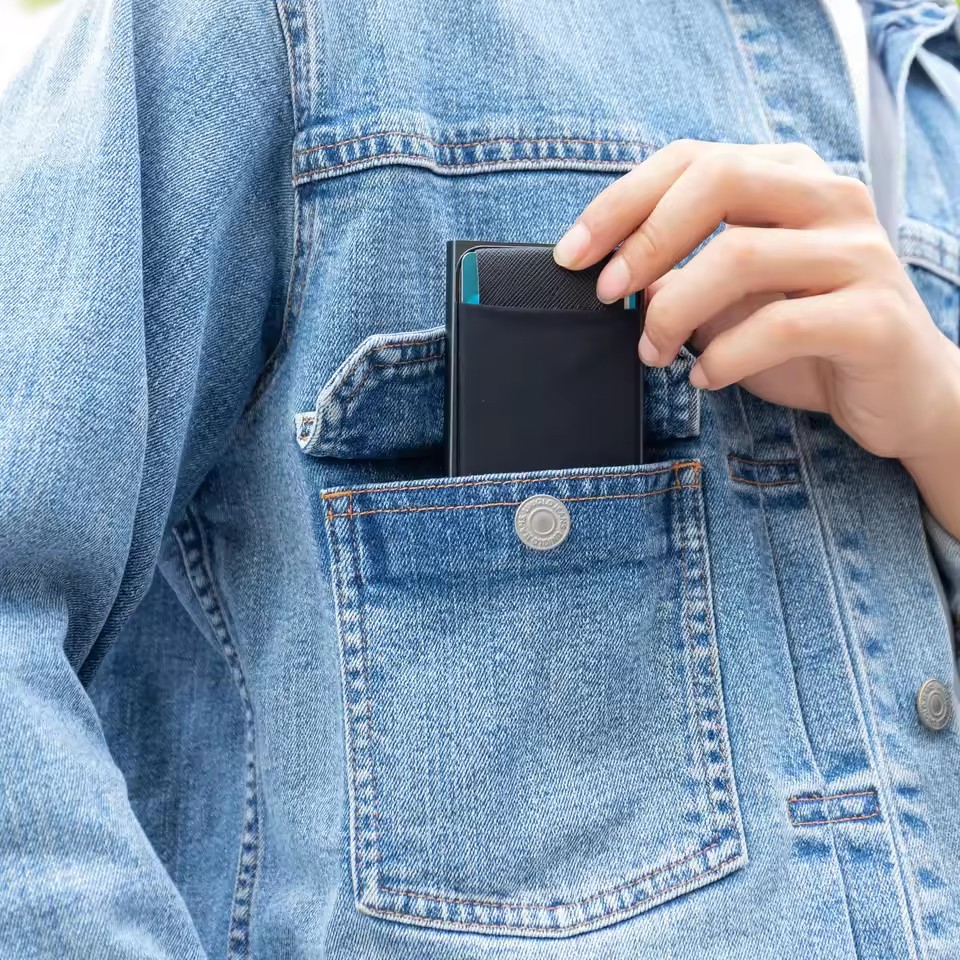 Schlanke RFID-Geldbörse aus Aluminium mit Elastizitäts-Rückseite, Ausweis-Kreditkartenhalter, Mini-RFID-Geldbörse, automatisches Pop-up-Bankkartenetui