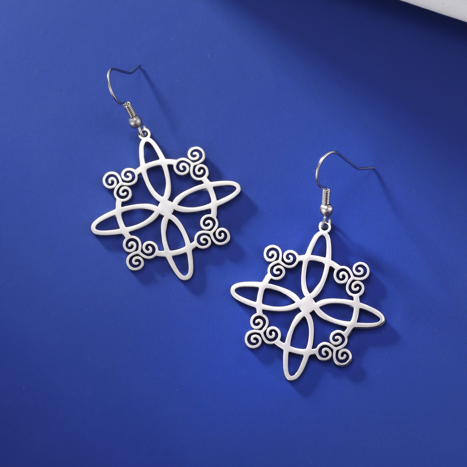 Orecchini con nodo della strega Ouroboros in argento sterling