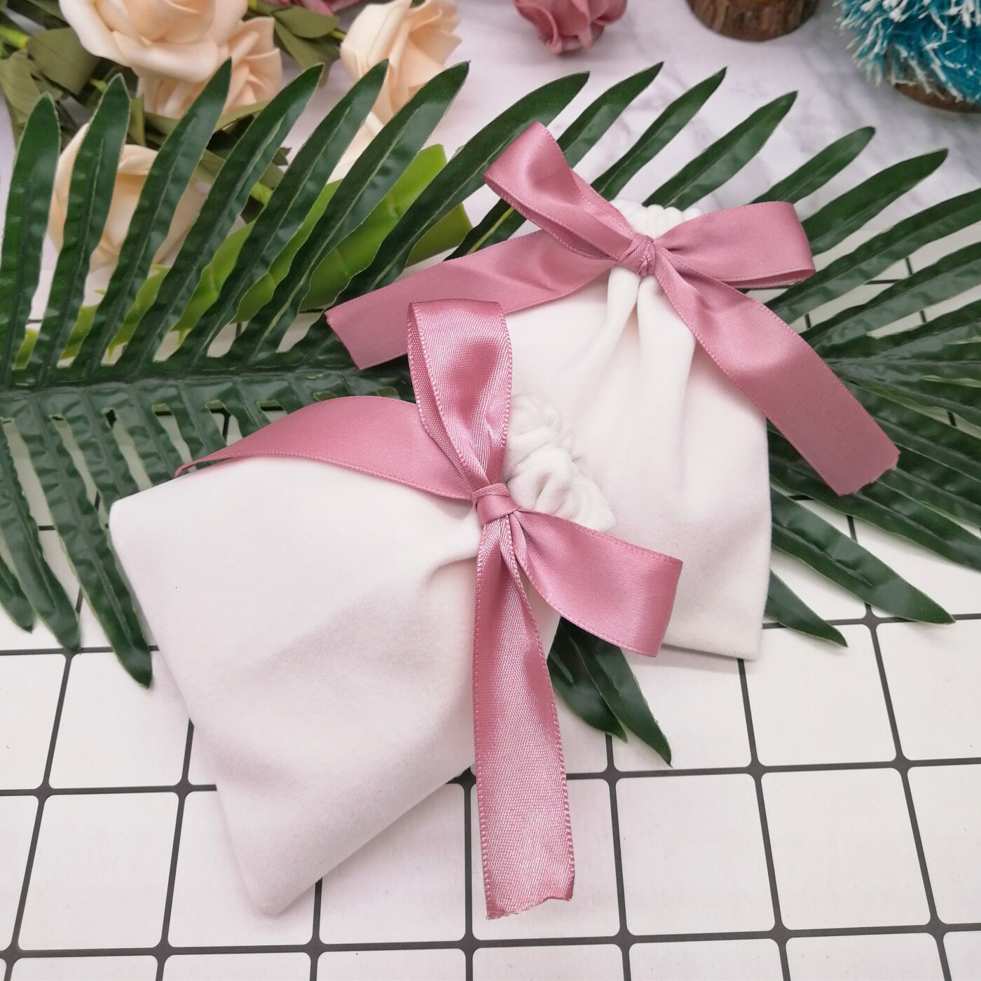 Luxe witte fluwelen linten trekkoord tas sieraden verpakking ketting armband make-up kralen tas bruiloft feest zakjes 20 stuks