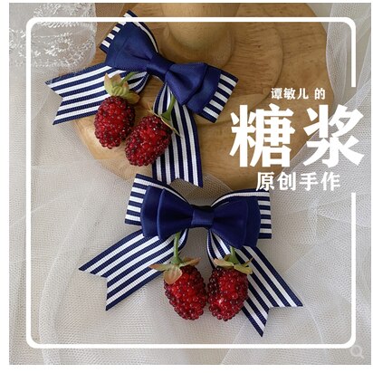 Une paire de rayé fraise nœud en épingle à cheveux côté pince cueillette fraises doux Lolita fait à la main bleu foncé headwear mori fille