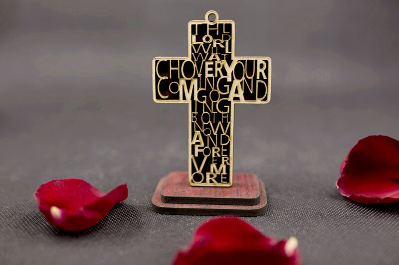 Katholieke houten kruis ornamenten rood meubilair voor display katholicisme kruisbeeld jezus christus religieus heilig latijns kruis