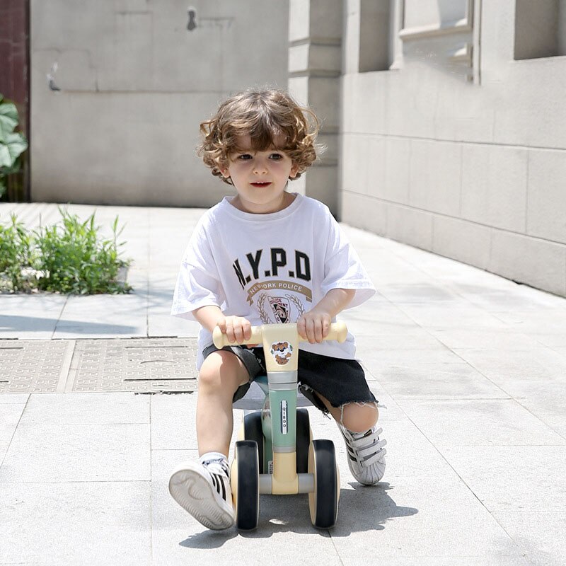 Trotteur Scooter Trottinette enfant Bébé Balance Voiture Yo Voiture Anti-Renversement Landau Enfant