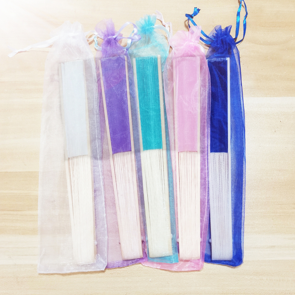 24 stk/parti hvid folde silke håndventilator med taske bryllup &amp; parti 21cm: Bland farve