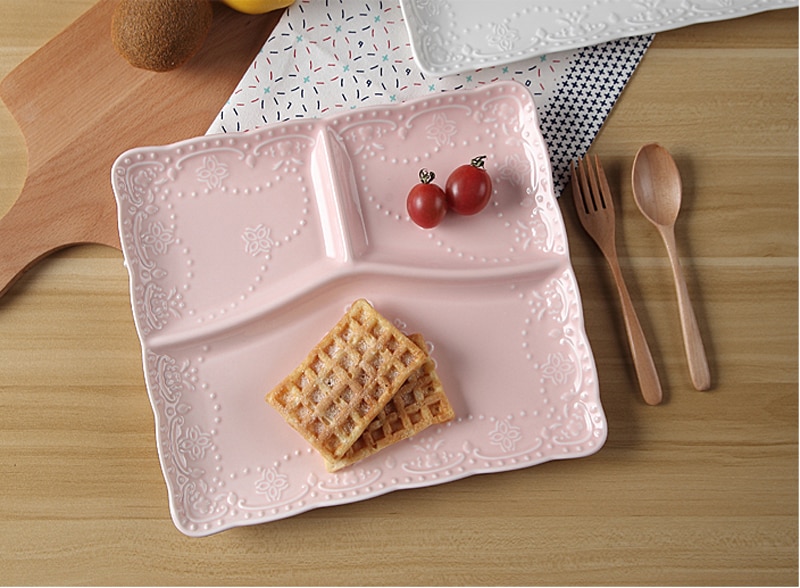 Hvide prægede porcelænsfade, tallerkener, keramisk børnemadsbakke, sommerfugl, fade med skillevæg, børnemiddag