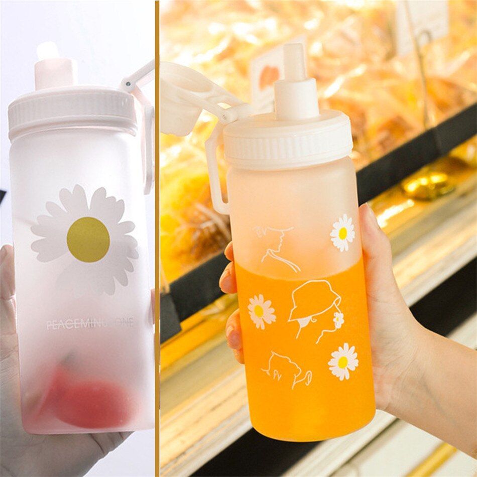 BPA Free Plastic Water Bottle Daisy Flower Outdoor Water Flask With Straw Portable For Touring Camping