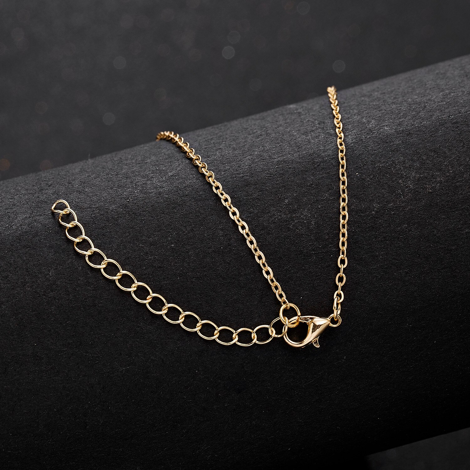 Halskette mit anhänger aus zwölf sternbildern und strasssteinen – ein tolles accessoire für damen, perfekt für geburtstagsfeiern.
