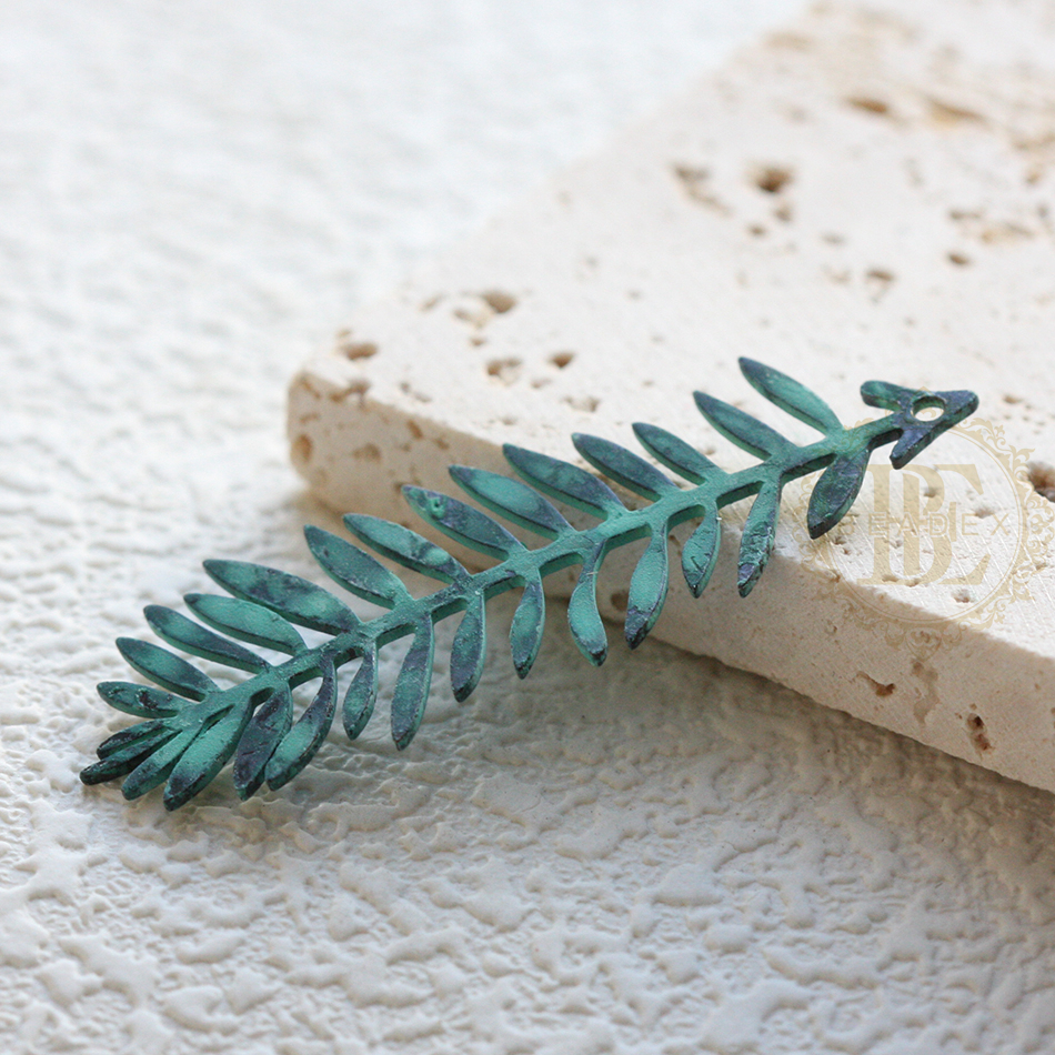 Een Stuk Handgemaakte Groene Patina Charme-Varieert Vormen En Grootte (Pta-C): Silver Plated