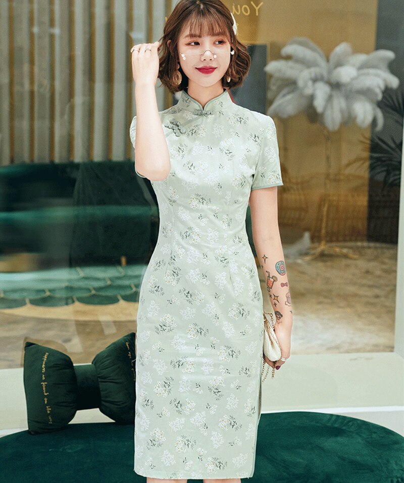 Qipao-vestido verde brillante, mujer, de manga corta, algodón y lino, estampado de flores, Cheongsam moderno, novedad de verano