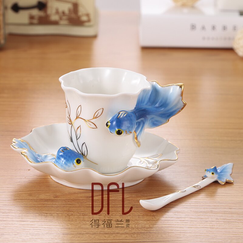 Goldfisch emaille becher porzellan kaffee tasse anzug kreative hochzeit gegenwart keramik tasse Europäischen knochen porzellan becher tasse für