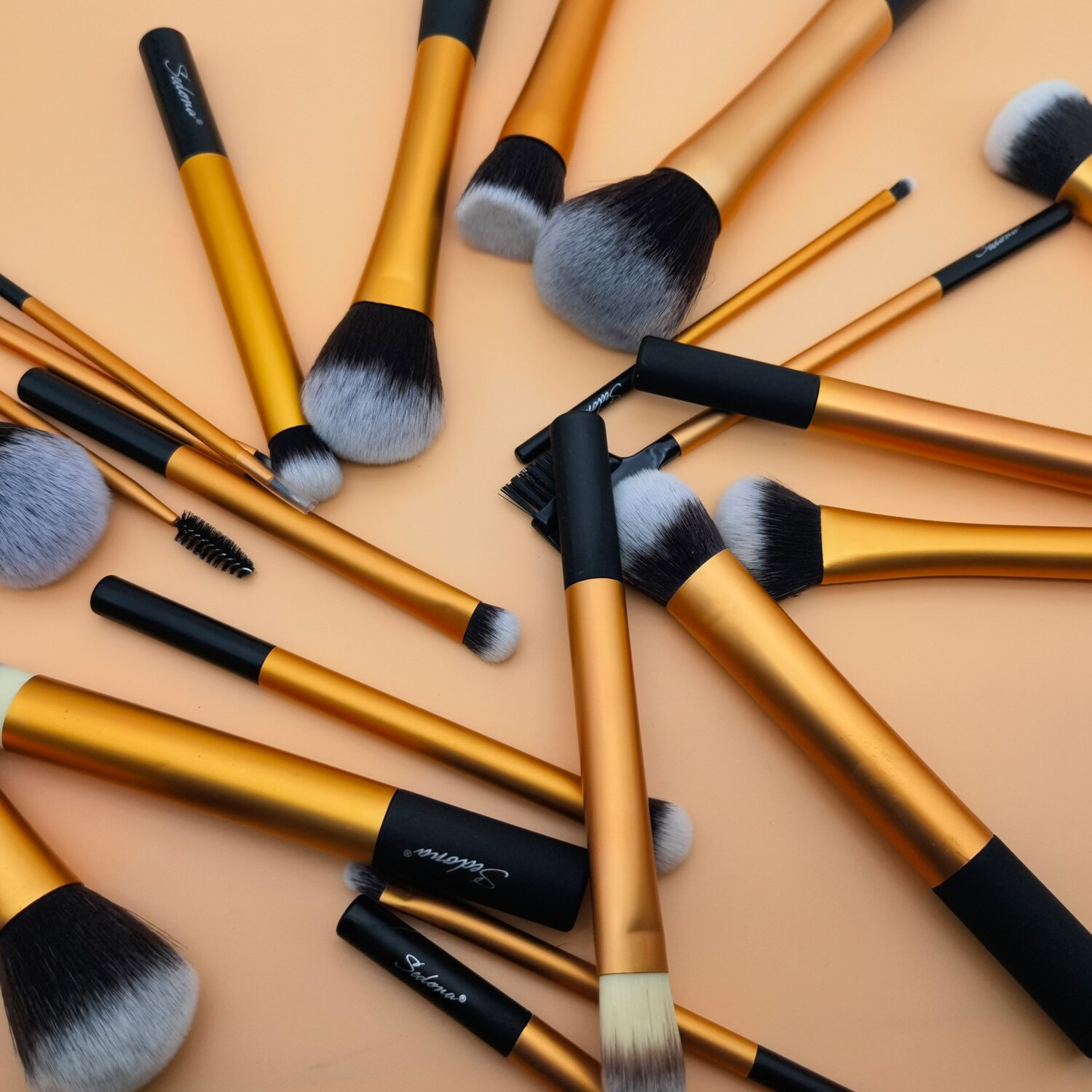 Sedona hämmästyttävä kultainen meikkiharjasetti, jossa pehmeä tiivis synteettinen karva alumiiniholkki ja muovinen kahva