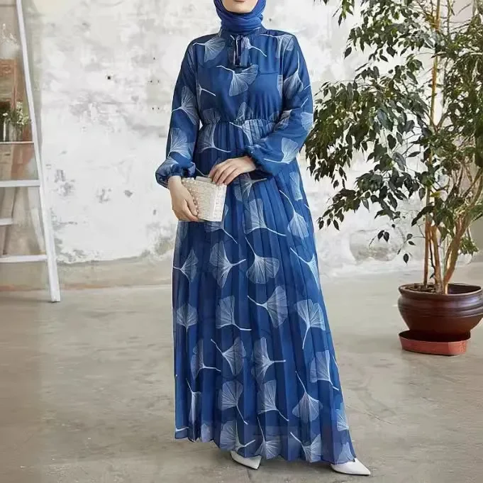 Abaya, l'abito musulmano da donna del medio oriente. È un nuovo vestito alla moda con stampa A foglia di stile con una cintura di Dubai, arabia.