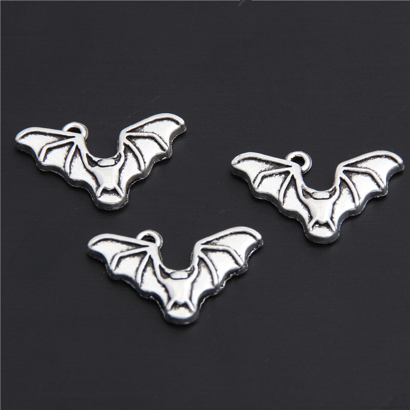 30pcs Argento Colore Carino Bat Pendenti E Ciondoli Volare Animale Dei Monili Hallow Misura I Risultati Del Pendente Per La Collana Fai Da Te Portachiavi 24x15 millimetri A2987