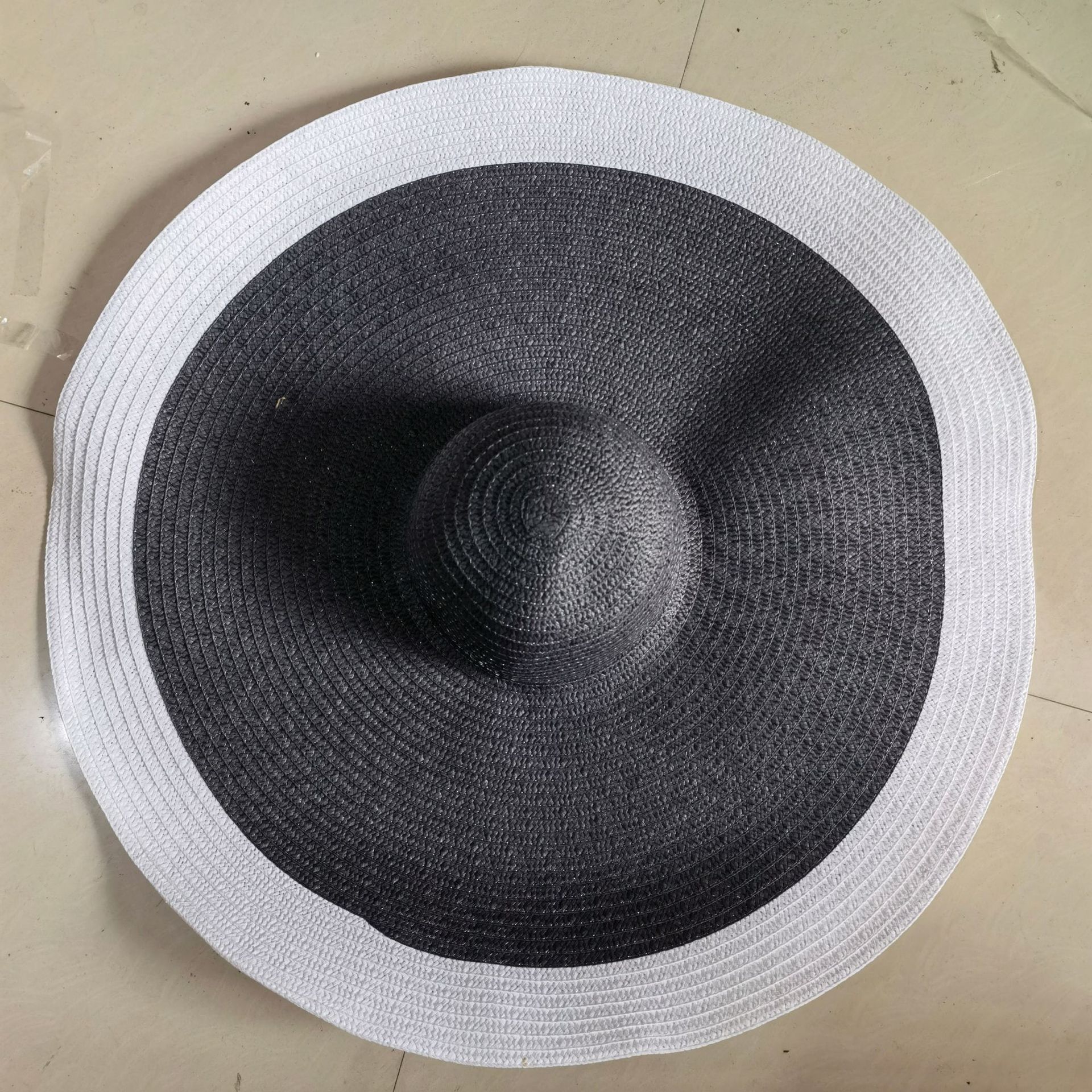 Big Beach Sun Straw Hat 30 40cm Brim 80 100cm Diameter Women Round Protect Travel Caps Foldable Super Large Straw Hat: white / adult size--70cm