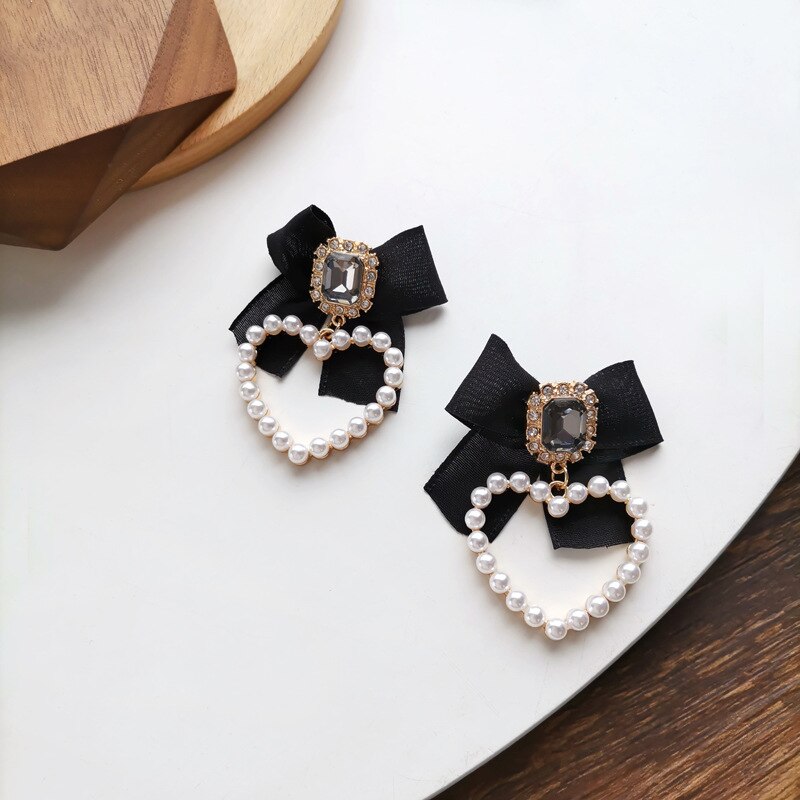 Temperamento coreano orecchini a Clip con fiocco in strass retrò BowKnot nero perle a forma di cuore Clip su orecchini senza foro per la festa delle donne