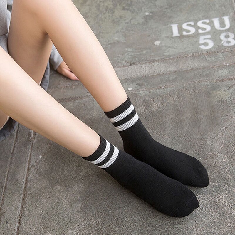 Unisex retro stil bomuld åndbare mid tube sokker ensfarvet stribet koreansk stil komfortable strikkede sokker: Sort