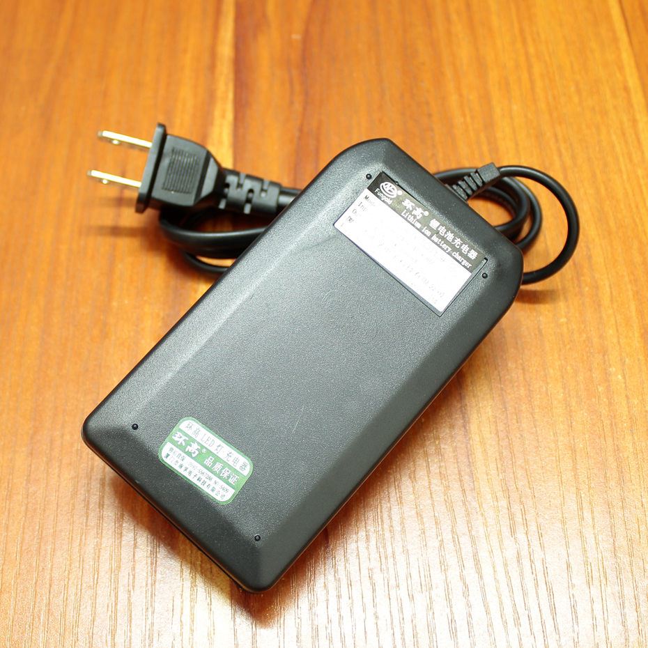 Battery Dual Charge 26650/18650/14500/18500/10440 Flashlight Lithium Battery Universal Charger 3.7V 4.2V