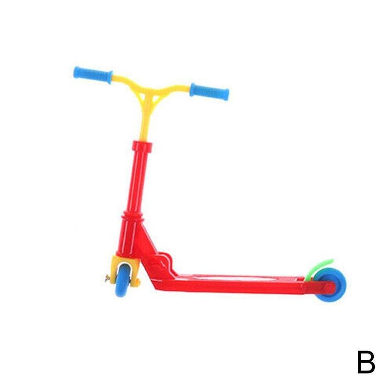 Mini skoter tvåhjulig skoter barn & #39 ;s pedagogiska leksak 1 set finger skoter cykel leksaker hopfällbar skoter är slumpmässiga färger: B