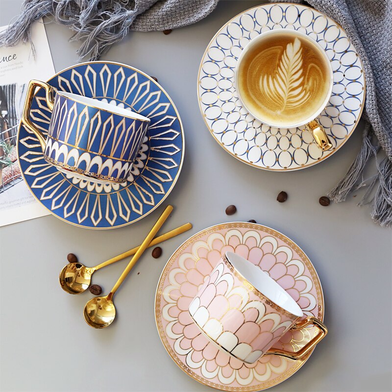 Taza de café de cerámica de lujo británico, juego de taza y platillo de café pequeño europeo para el hogar, té de la tarde, exquisita taza, cuchara y plato LB523