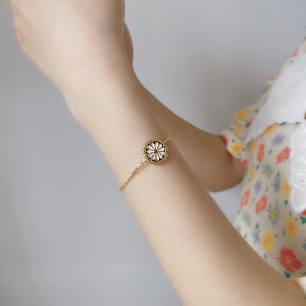 Huanzhi Koreaanse Vintage Eenvoudige Goud Emaille Daisy Bloem Hanger Verstelbare Touw Ketting Armbanden Voor Vrouwen Partij Sieraden