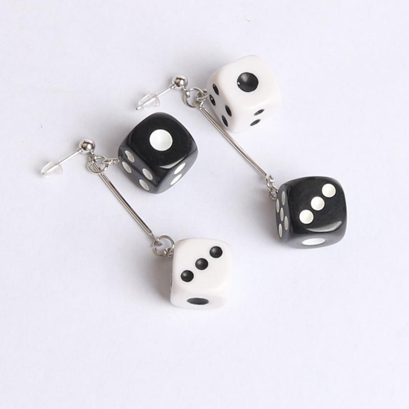 Pendientes de dados blancos y negros, diminutos dados colgantes, pendientes colgantes de dados de la suerte, de póker, pendientes de buena suerte con tema de Casino
