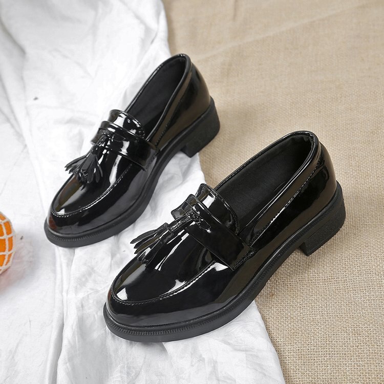 Ronde neus britse stijl damesschoenen vintage franje lakleren dames loafers dikke hakken platte schoenen  a827