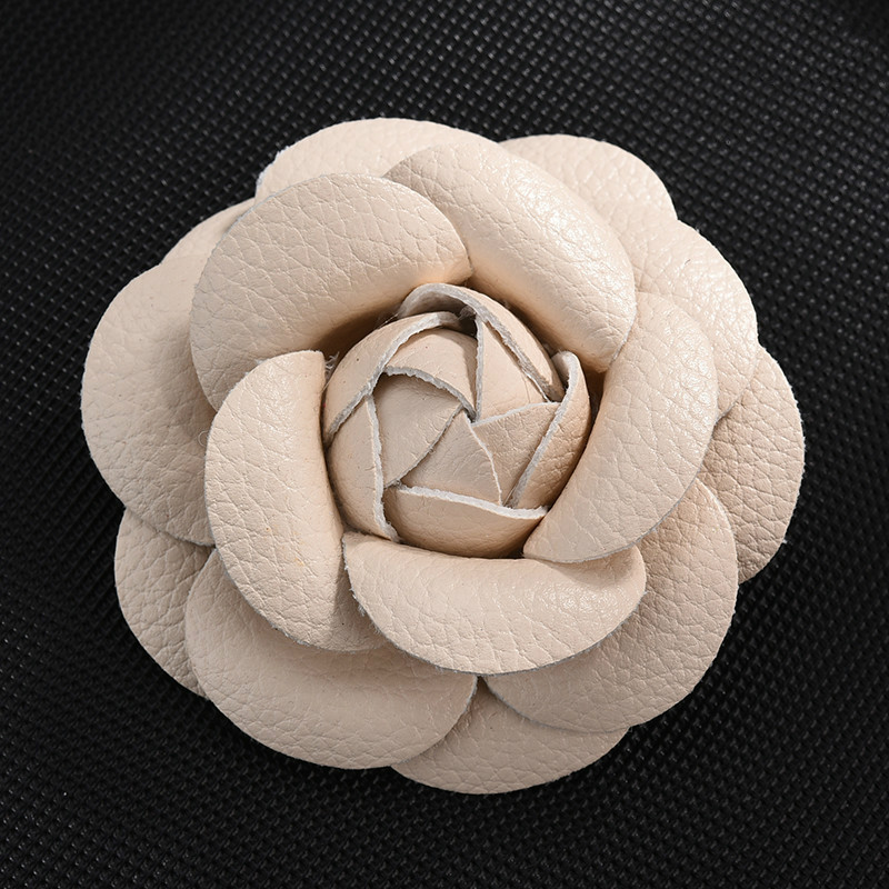 coreano hecho a mano PU cuero Camelia flor broche botón solapa Pin joyería broches ramillete para las mujeres Accesorios: Beige